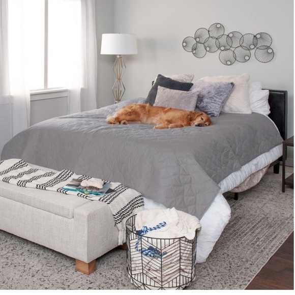 DOG/CAT Blanket to protect sofa/bed/chair/car. Light gray / brown. Queen size.